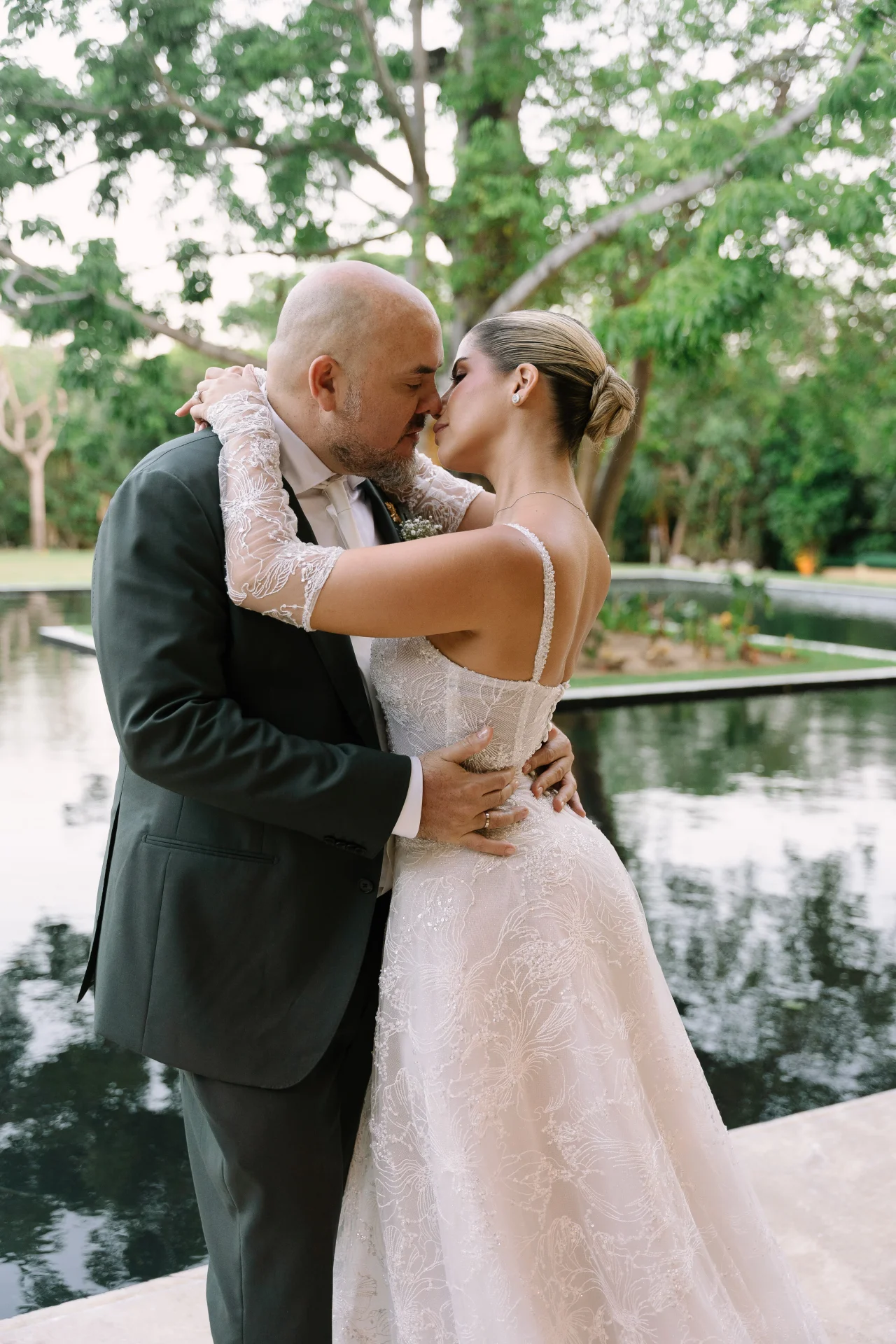 Momento romántico de boda capturado por José Sebastián en Panamá