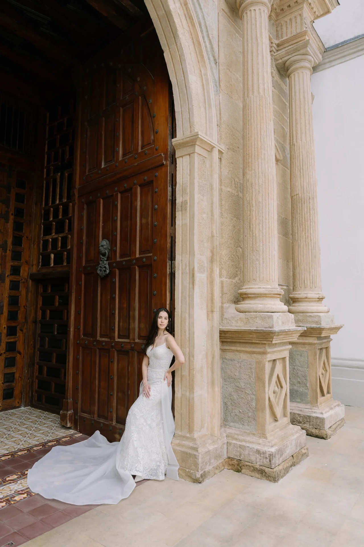 Novios paseando en boda íntima en Panamá